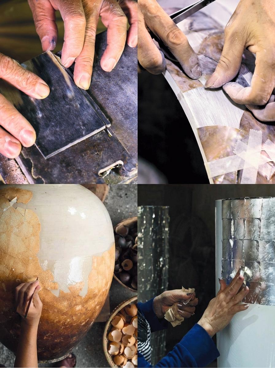 somena: Vier Nahaufnahmen von handwerklichen Prozessen. Oben links: Hände arbeiten mit einem Metallwerkzeug auf einer dunklen Oberfläche. Oben rechts: Hände befestigen glänzende Muschelstücke mit einer Pinzette auf einer gekrümmten Fläche. Unten links: Eine Hand repariert Risse an einem großen, hellbraunen Keramikgefäß, daneben Schalen mit Eierschalen. Unten rechts: Hände bringen quadratische Silberfolien auf einen weißen Zylinder auf.